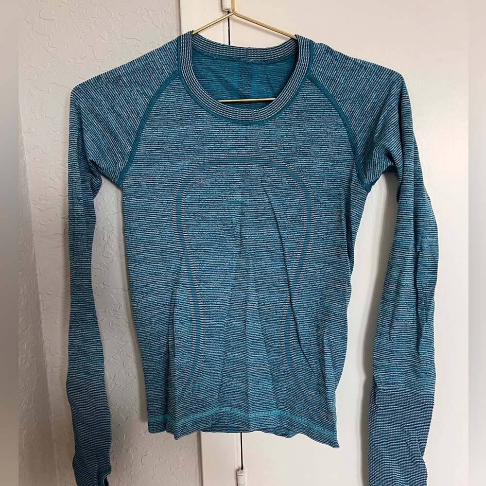 Lululemon swiftly tech long sleeved blue top